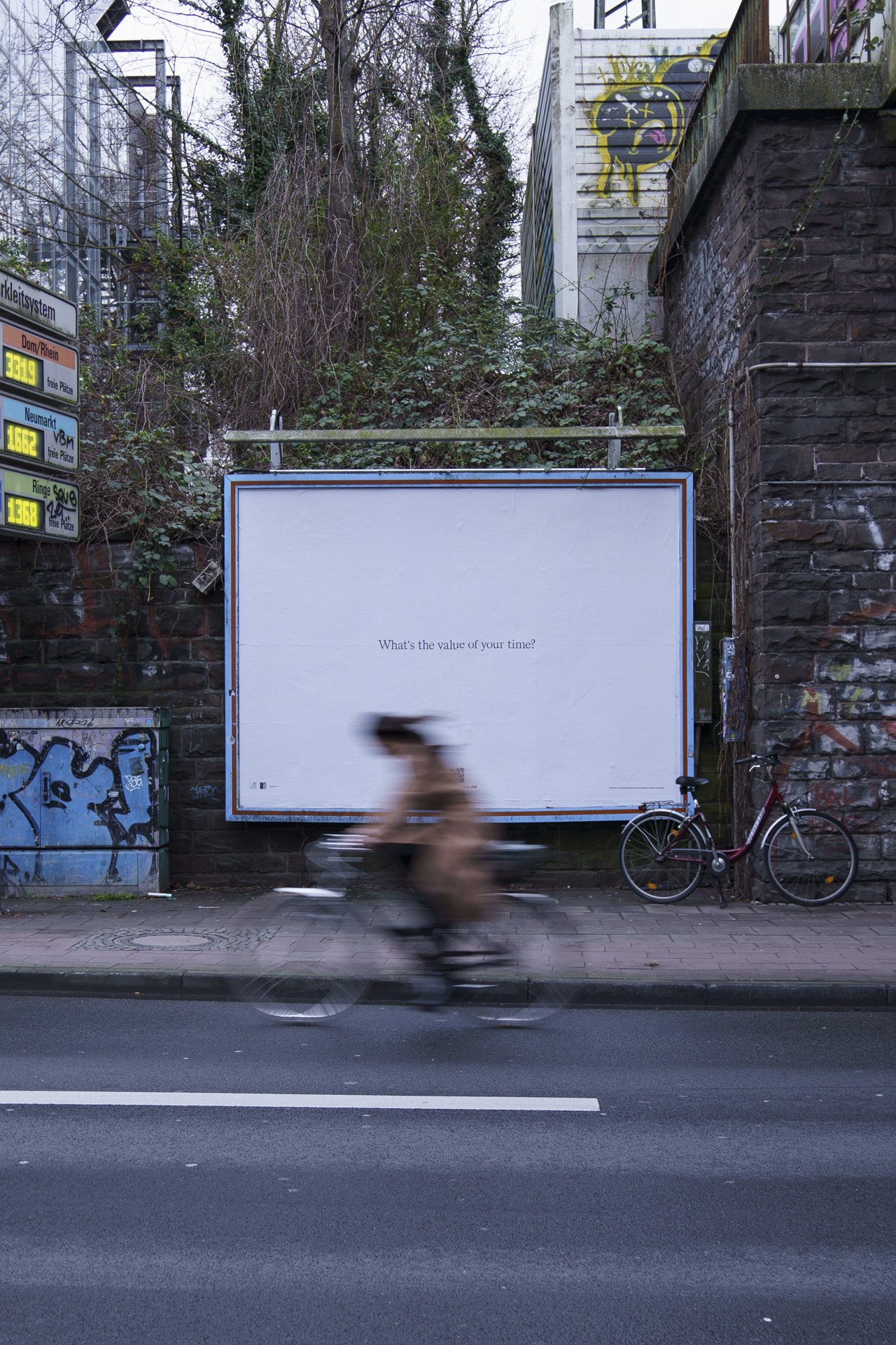 Ansicht der Werbung im öffentlichen Raum, Köln 2022, Foto: Maurits Boettger